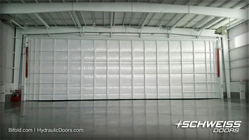 Hydraulic hangar doors with insulation