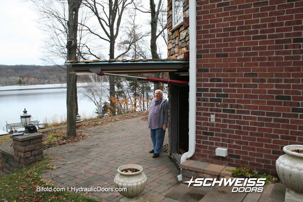 hydraulic door has view of lake